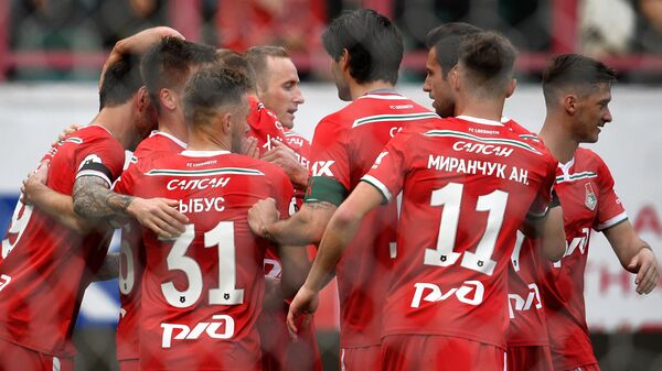 Футболисты Локомотива радуются забитому голу