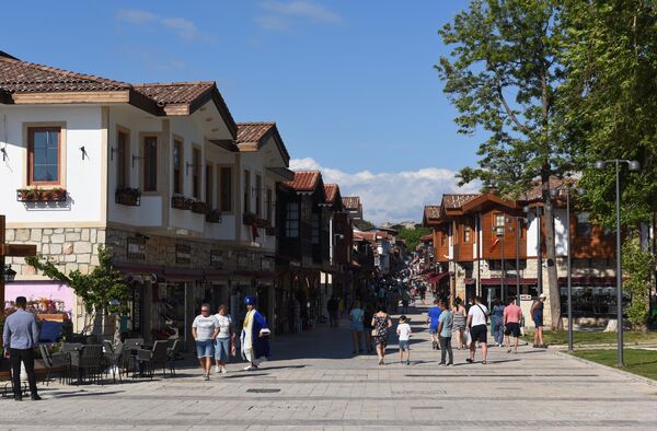 Старая торговая улица в Сиде Старая торговая улица в Сиде