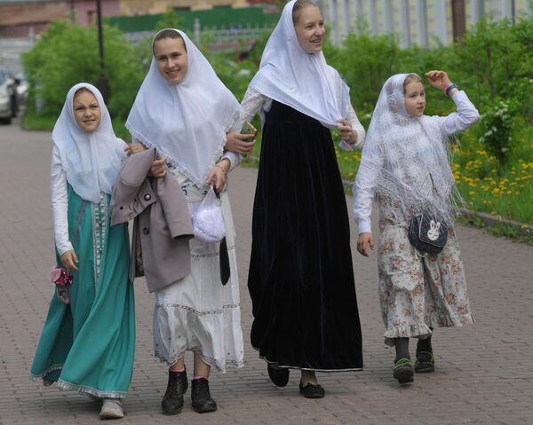 Девочки в сарафанах и платках в день праздника Святых Жён-Мироносиц в духовном центре старообрядчества Рогожская слобода в Москве Девочки в сарафанах и платках в день праздника Святых Жён-Мироносиц в духовном центре старообрядчества Рогожская слобода в Москве