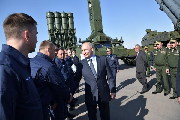 Президент РФ Владимир Путин во время посещения 929-го Государственного летно-испытательного центра (ГЛИЦ) имени В. П. Чкалова Президент РФ Владимир Путин во время посещения 929-го Государственного летно-испытательного центра (ГЛИЦ) имени В. П. Чкалова