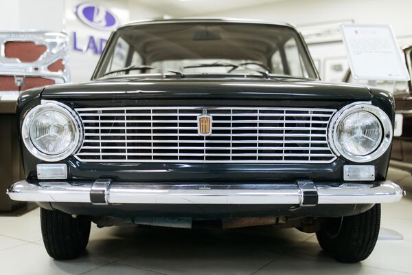 Автомобиль Fiat 124 в музее прототипов АвтоВАЗ в Тольятти. Прототип советского автомобиля ВАЗ-2101 Автомобиль Fiat 124 в музее прототипов АвтоВАЗ в Тольятти. Прототип советского автомобиля ВАЗ-2101