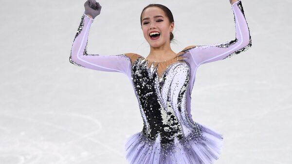 Российская фигуристка Алина Загитова выступает в короткой программе женского одиночного катания на соревнованиях по фигурному катанию на XXIII зимних Олимпийских играх. Российская фигуристка Алина Загитова выступает в короткой программе женского одиночного катания на соревнованиях по фигурному катанию на XXIII зимних Олимпийских играх.