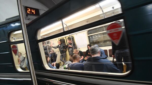 Пассажиры в вагоне поезда Московского метро