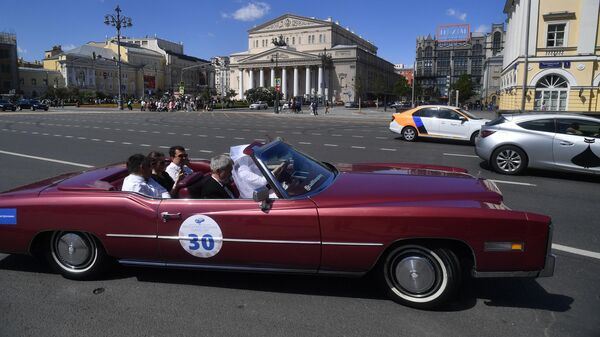 Участники в автомобиле Cadillac Eldorado 1978 года выпуска принимают участие в ралли классических ретро-автомобилей в Москве Участники в автомобиле Cadillac Eldorado 1978 года выпуска принимают участие в ралли классических ретро-автомобилей в Москве