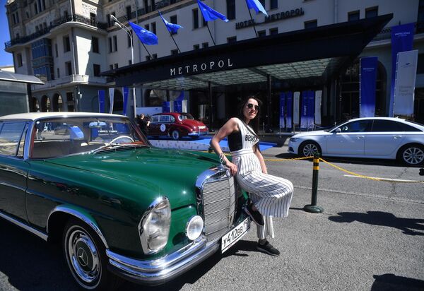 Девушка у автомобиля Mercedes-Benz Ретро 1961-65 220 SE Coupe, который принимает участие в ралли классических ретро-автомобилей в Москве Девушка у автомобиля Mercedes-Benz Ретро 1961-65 220 SE Coupe, который принимает участие в ралли классических ретро-автомобилей в Москве