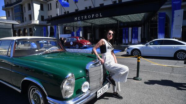 Девушка у автомобиля Mercedes-Benz Ретро 1961-65 220 SE Coupe, который принимает участие в ралли классических ретро-автомобилей в Москве Девушка у автомобиля Mercedes-Benz Ретро 1961-65 220 SE Coupe, который принимает участие в ралли классических ретро-автомобилей в Москве