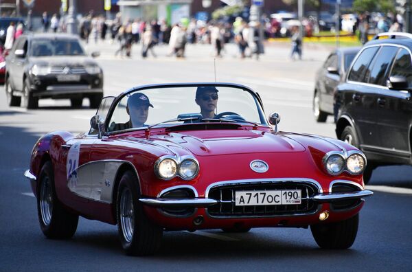 Участники в автомобиле Chevrolet 1962 Corvette GM принимают участие в ралли классических ретро-автомобилей в Москве Участники в автомобиле Chevrolet 1962 Corvette GM принимают участие в ралли классических ретро-автомобилей в Москве
