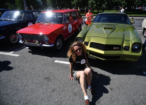 Девушка у автомобиля Chevrolet Camaro Z28 (1975-1979 гг. выпуска), который принимает участие в ралли классических ретро-автомобилей в Москве Девушка у автомобиля Chevrolet Camaro Z28 (1975-1979 гг. выпуска), который принимает участие в ралли классических ретро-автомобилей в Москве