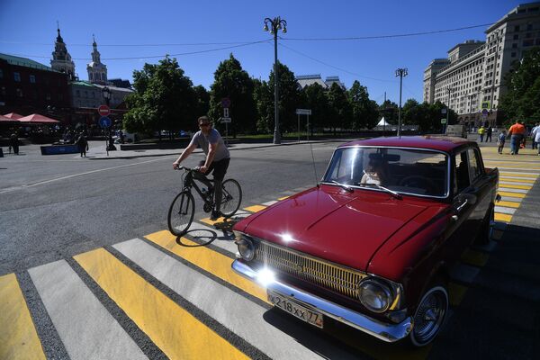 Автомобиль Москвич-412 (1967 по 1977 гг. выпуска), который принимает участие в ралли классических ретро-автомобилей в Москве Автомобиль Москвич-412 (1967 по 1977 гг. выпуска), который принимает участие в ралли классических ретро-автомобилей в Москве