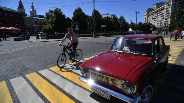 Автомобиль Москвич-412 (1967 по 1977 гг. выпуска), который принимает участие в ралли классических ретро-автомобилей в Москве Автомобиль Москвич-412 (1967 по 1977 гг. выпуска), который принимает участие в ралли классических ретро-автомобилей в Москве