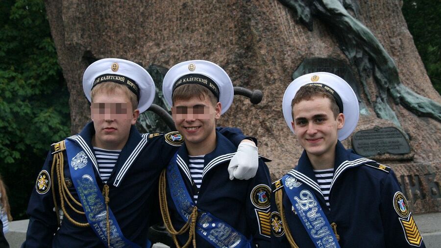 Иван Мишуков (справа) с друзьями из Кронштадтского морского кадетского корпуса Иван Мишуков (справа) с друзьями из Кронштадтского морского кадетского корпуса
