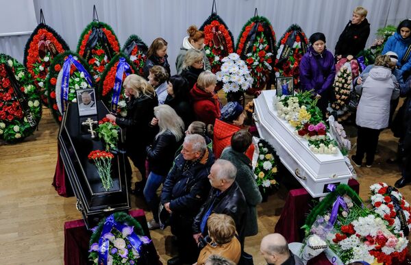 Церемония прощания с жителями Мурманской области, погибшими в катастрофе самолета компании Аэрофлот Sukhoi Superjet-100 в аэропорту Шереметьево Церемония прощания с жителями Мурманской области, погибшими в катастрофе самолета компании Аэрофлот Sukhoi Superjet-100 в аэропорту Шереметьево