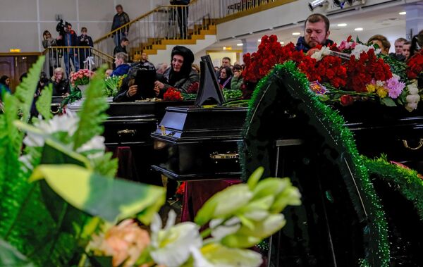 Церемония прощания с жителями Мурманской области, погибшими в катастрофе самолета компании Аэрофлот Sukhoi Superjet-100 в аэропорту Шереметьево Церемония прощания с жителями Мурманской области, погибшими в катастрофе самолета компании Аэрофлот Sukhoi Superjet-100 в аэропорту Шереметьево