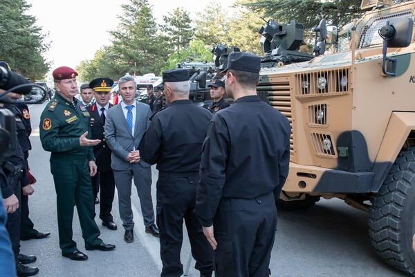 Глава Росгвардии Виктор Золотов во время визита в Турцию. Осмотр бронетехники МВД и жандармерии Глава Росгвардии Виктор Золотов во время визита в Турцию. Осмотр бронетехники МВД и жандармерии