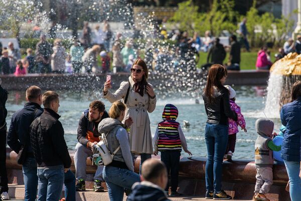 Посетители ВДНХ в Москве Посетители ВДНХ в Москве