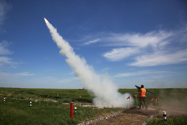 Военнослужащие во время стрельб из переносного зенитного ракетного комплекса Игла на всеармейском конкурсе Чистое небо на полигоне Ейский Учебного центра войсковой противовоздушной обороны Военнослужащие во время стрельб из переносного зенитного ракетного комплекса Игла на всеармейском конкурсе Чистое небо на полигоне Ейский Учебного центра войсковой противовоздушной обороны