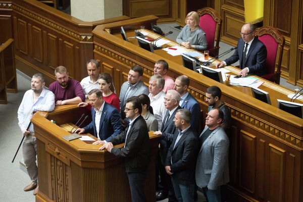 Депутаты от Радикальной партии Олега Ляшко на заседании Верховной рады Украины Депутаты от Радикальной партии Олега Ляшко на заседании Верховной рады Украины