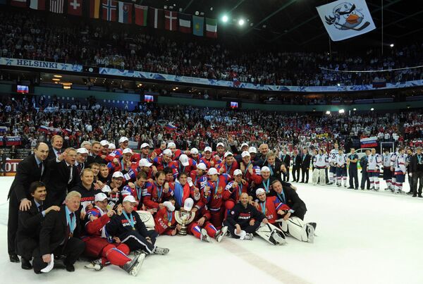 Хоккеисты сборной России после победы в финальном матче чемпионата мира 2012 года Хоккеисты сборной России после победы в финальном матче чемпионата мира 2012 года