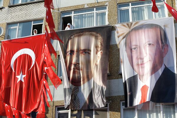 Портреты Мустафы Кемаля Ататюрка и Реджепа Тайипа Эрдогана в Стамбуле Портреты Мустафы Кемаля Ататюрка и Реджепа Тайипа Эрдогана в Стамбуле