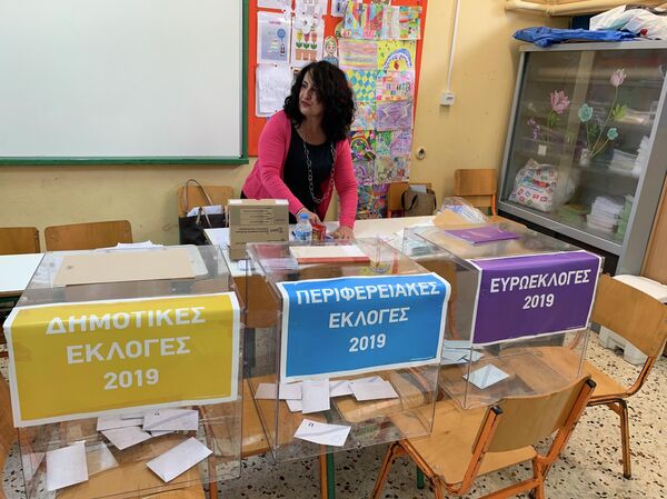 Работа избирательного участка на выборах в Европейский парламент, региональных и муниципальных органов власти в Греции Работа избирательного участка на выборах в Европейский парламент, региональных и муниципальных органов власти в Греции