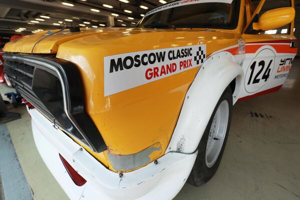Автомобиль Волга ГАЗ-24-10 в боксе автодрома Moscow Raceway в Московской области, где проходит международный любительский чемпионат на исторических автомобилях Moscow Classic Grand Prix Автомобиль Волга ГАЗ-24-10 в боксе автодрома Moscow Raceway в Московской области, где проходит международный любительский чемпионат на исторических автомобилях Moscow Classic Grand Prix