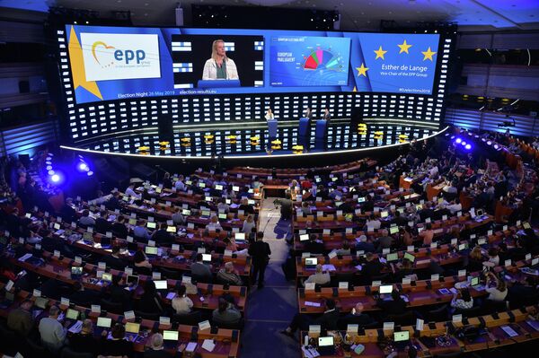 Подсчет голосов в штаб-квартире Европпарламента в Брюсселе Подсчет голосов в штаб-квартире Европпарламента в Брюсселе
