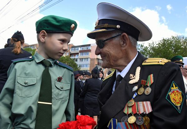 Ветеран пограничной службы общается с воспитанником военно-патриотического клуба во время торжественных мероприятий возле памятника Пограничникам, погибшим при защите границ Отечества во Владивостоке Ветеран пограничной службы общается с воспитанником военно-патриотического клуба во время торжественных мероприятий возле памятника Пограничникам, погибшим при защите границ Отечества во Владивостоке