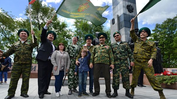 Ветераны пограничной службы возле памятника Пограничникам, погибшим при защите границ Отечества во Владивостоке Ветераны пограничной службы возле памятника Пограничникам, погибшим при защите границ Отечества во Владивостоке