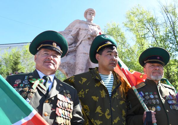 Ветераны пограничной службы у памятника Пограничникам в Чите Ветераны пограничной службы у памятника Пограничникам в Чите