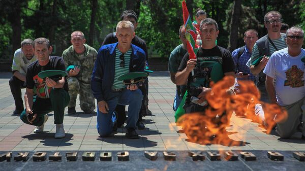 Погранчники возле мемориала Вечный огонь в День пограничных войск в Пятигорске Погранчники возле мемориала Вечный огонь в День пограничных войск в Пятигорске
