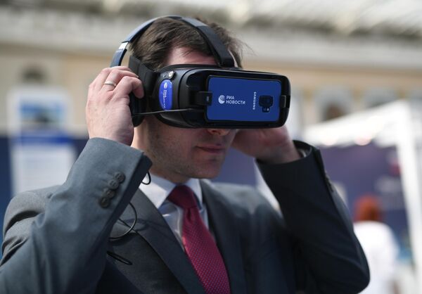 Заместитель министра здравоохранения РФ Олег Салагай тестирует VR-очки РИА.Lab. во время форума Здоровье нации - основа процветания России в Гостином дворе в Москве Заместитель министра здравоохранения РФ Олег Салагай тестирует VR-очки РИА.Lab. во время форума Здоровье нации - основа процветания России в Гостином дворе в Москве