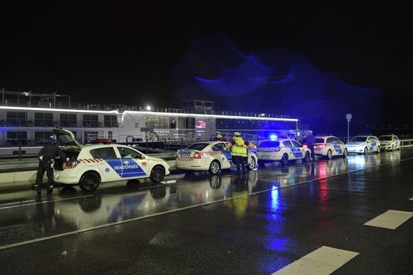 Полиция в районе крушения катера в Будапеште Полиция в районе крушения катера в Будапеште