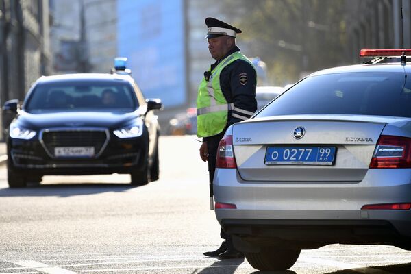 Сотрудник ДПС на улице Моховой в Москве Сотрудник ДПС на улице Моховой в Москве