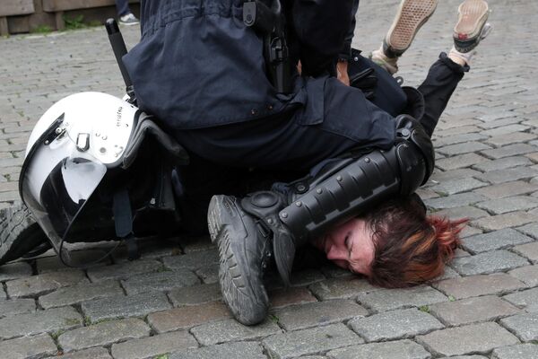 Участница акции желтых жилетов задержана полицией в последний день выборов в Европейский парламент в Брюсселе, Бельгия Участница акции желтых жилетов задержана полицией в последний день выборов в Европейский парламент в Брюсселе, Бельгия
