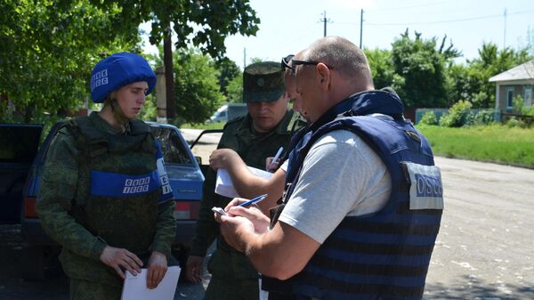 Представители СЦКК и ОБСЕ на месте обстрела в поселке Голубовский в ЛНР Представители СЦКК и ОБСЕ на месте обстрела в поселке Голубовский в ЛНР
