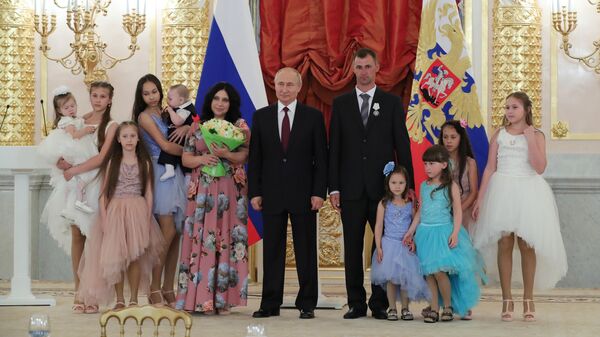 Президент РФ Владимир Путин вручил ордена Родительская слава многодетной семье Лилии и Максима Сыропятовых из Свердловской области Президент РФ Владимир Путин вручил ордена Родительская слава многодетной семье Лилии и Максима Сыропятовых из Свердловской области