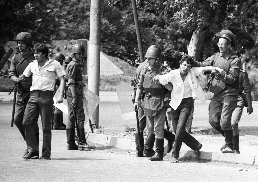 Солдаты задерживают молодчиков на улицах Коканда