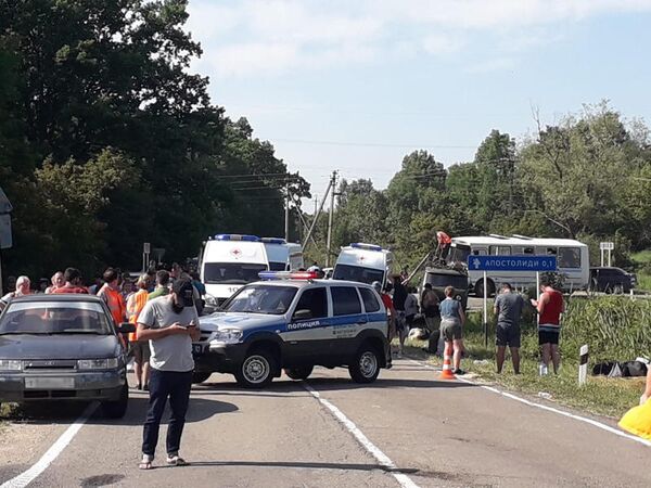 На месте столкновения пассажирского поезда с грузовой автоцистерной с дизельным топливом в Адыгее. 1 июня 2019 На месте столкновения пассажирского поезда с грузовой автоцистерной с дизельным топливом в Адыгее. 1 июня 2019