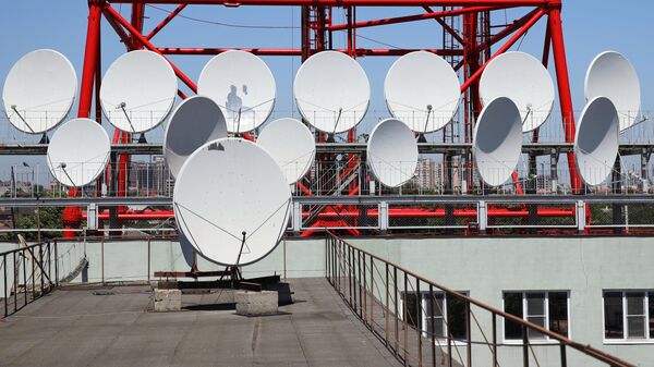 Спутниковые антенны и телевизионная вышка на территории филиала РГТС в Краснодаре