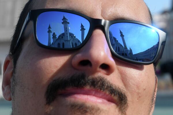 Верующий перед намазом в день праздника Ураза-байрам у мечети Кул-Шариф в Казани Верующий перед намазом в день праздника Ураза-байрам у мечети Кул-Шариф в Казани