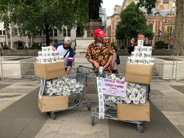 Участники акции протеста у Букингемского дворца в Лондоне против президента США Дональда Трампа, находящегося в Великобритании с официальным визитом. 4 июня 2019 Участники акции протеста у Букингемского дворца в Лондоне против президента США Дональда Трампа, находящегося в Великобритании с официальным визитом. 4 июня 2019