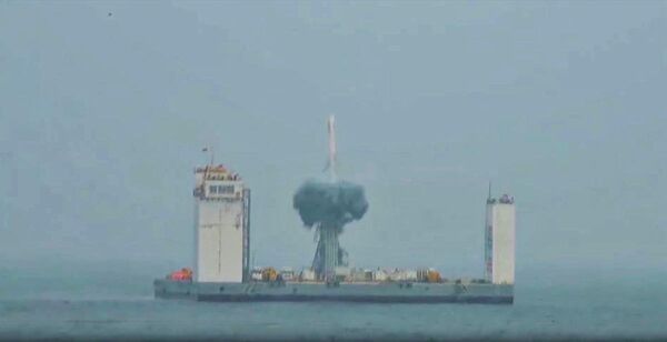 Пуск ракеты-носителя Чанчжэн-11 (CZ-11) с морской платформы в Желтом море. 5 июня 2019 Пуск ракеты-носителя Чанчжэн-11 (CZ-11) с морской платформы в Желтом море. 5 июня 2019
