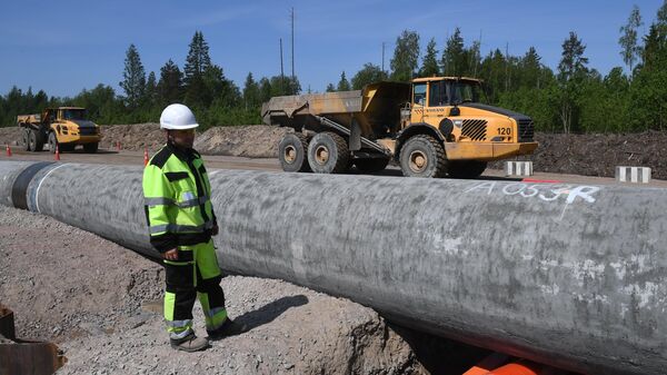Рабочий на участке строительства газопровода Северный поток-2 в Ленинградской области Рабочий на участке строительства газопровода Северный поток-2 в Ленинградской области