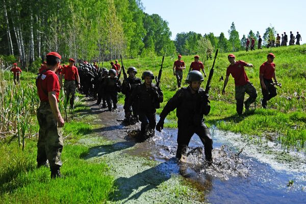 Марш-бросок во время квалификационных испытаний на право ношения крапового берета среди военнослужащих и сотрудников подразделений специального назначения Сибирского округа Росгвардии Марш-бросок во время квалификационных испытаний на право ношения крапового берета среди военнослужащих и сотрудников подразделений специального назначения Сибирского округа Росгвардии
