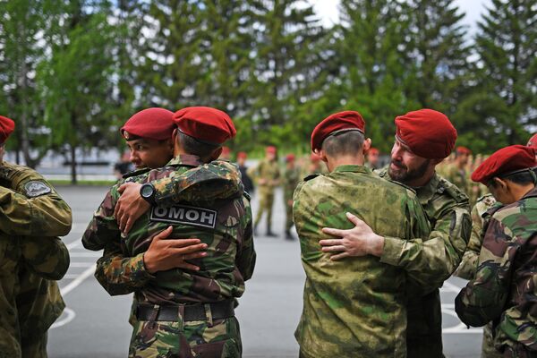 Краповый берет омон. Росгвардия краповый берет. Дивизия Дзержинского Краповые береты. ОМОН краповый берет. СОБР краповый берет.