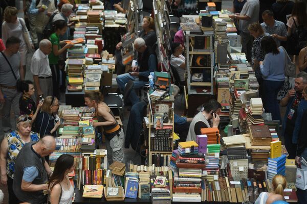 Посетители ежегодного российского книжного фестиваля на Красной площади Посетители ежегодного российского книжного фестиваля на Красной площади