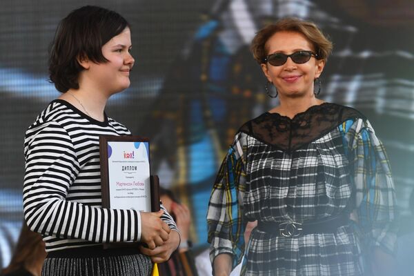 Писательница Ольга Славникова на церемонии награждения финалистов Всероссийского литературного конкурса для подростков Класс! в рамках книжного фестиваля на Красной площади в Москве Писательница Ольга Славникова на церемонии награждения финалистов Всероссийского литературного конкурса для подростков Класс! в рамках книжного фестиваля на Красной площади в Москве
