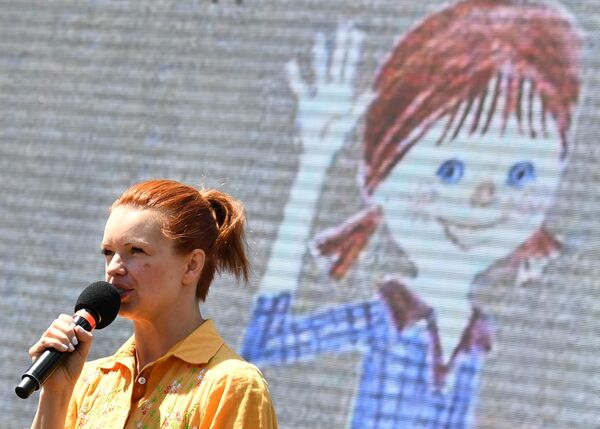 Актриса Алиса Гребенщикова рассказывает интерактивную сказку Вместе с Пеппи на ежегодном российском книжном фестивале на Красной площади Актриса Алиса Гребенщикова рассказывает интерактивную сказку Вместе с Пеппи на ежегодном российском книжном фестивале на Красной площади