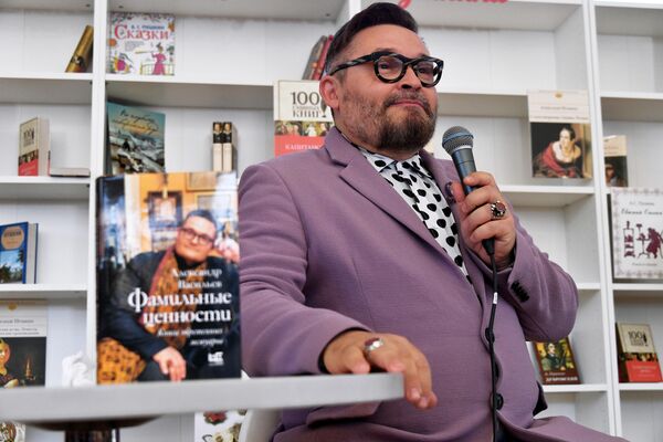 Историк моды Александр Васильев во время презентации своей книги Фамильные ценности на ежегодном российском книжном фестивале на Красной площади Историк моды Александр Васильев во время презентации своей книги Фамильные ценности на ежегодном российском книжном фестивале на Красной площади