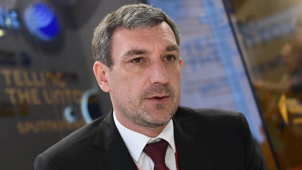 Губернатор Амурской области Василий Орлов во время интервью на стенде МИА Россия сегодня на Петербургском международном экономическом форуме-2019 Губернатор Амурской области Василий Орлов во время интервью на стенде МИА Россия сегодня на Петербургском международном экономическом форуме-2019
